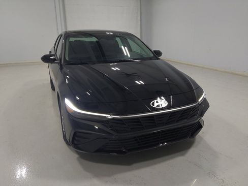 Used 2025 Hyundai Elantra SE FWD image 14