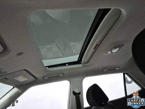 Used 2025 Hyundai Venue SEL FWD image 24
