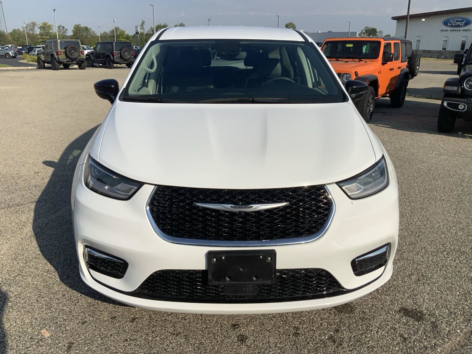 Used 2024 Chrysler Pacifica Touring-L FWD image 3