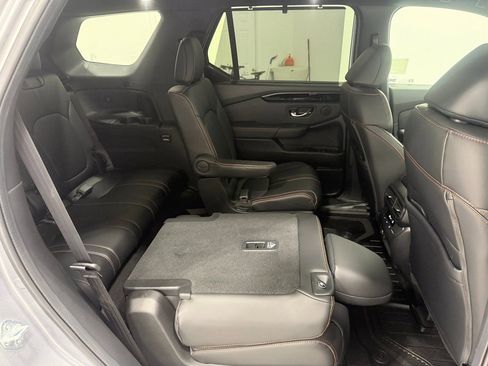Used 2025 Honda Pilot TrailSport image 32