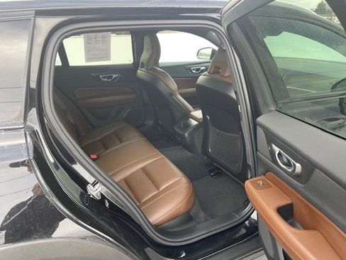 Used 2025 Volvo V60 B5 Cross Country Plus image 12