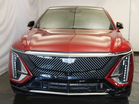 Certified 2025 Cadillac Lyriq Luxury w/ LPO, Floor Liner Package AWD/4WD image 3