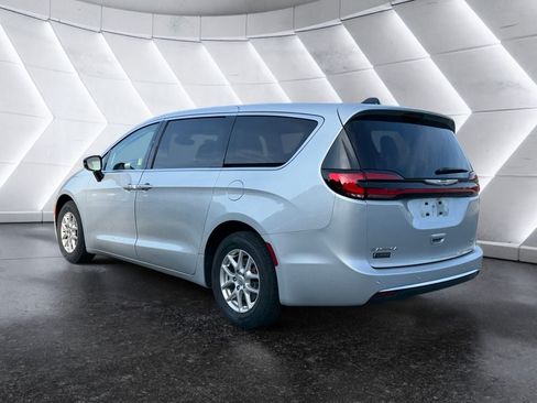 Used 2024 Chrysler Pacifica Touring-L FWD image 4