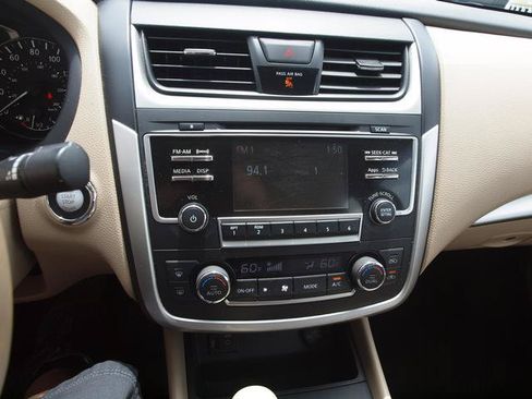 Used 2016 Nissan Altima 2.5 SV w/ Convenience Package FWD image 10