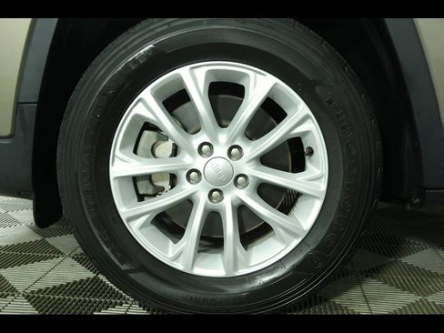 Used 2020 Jeep Cherokee Latitude w/ Cold Weather Group image 24