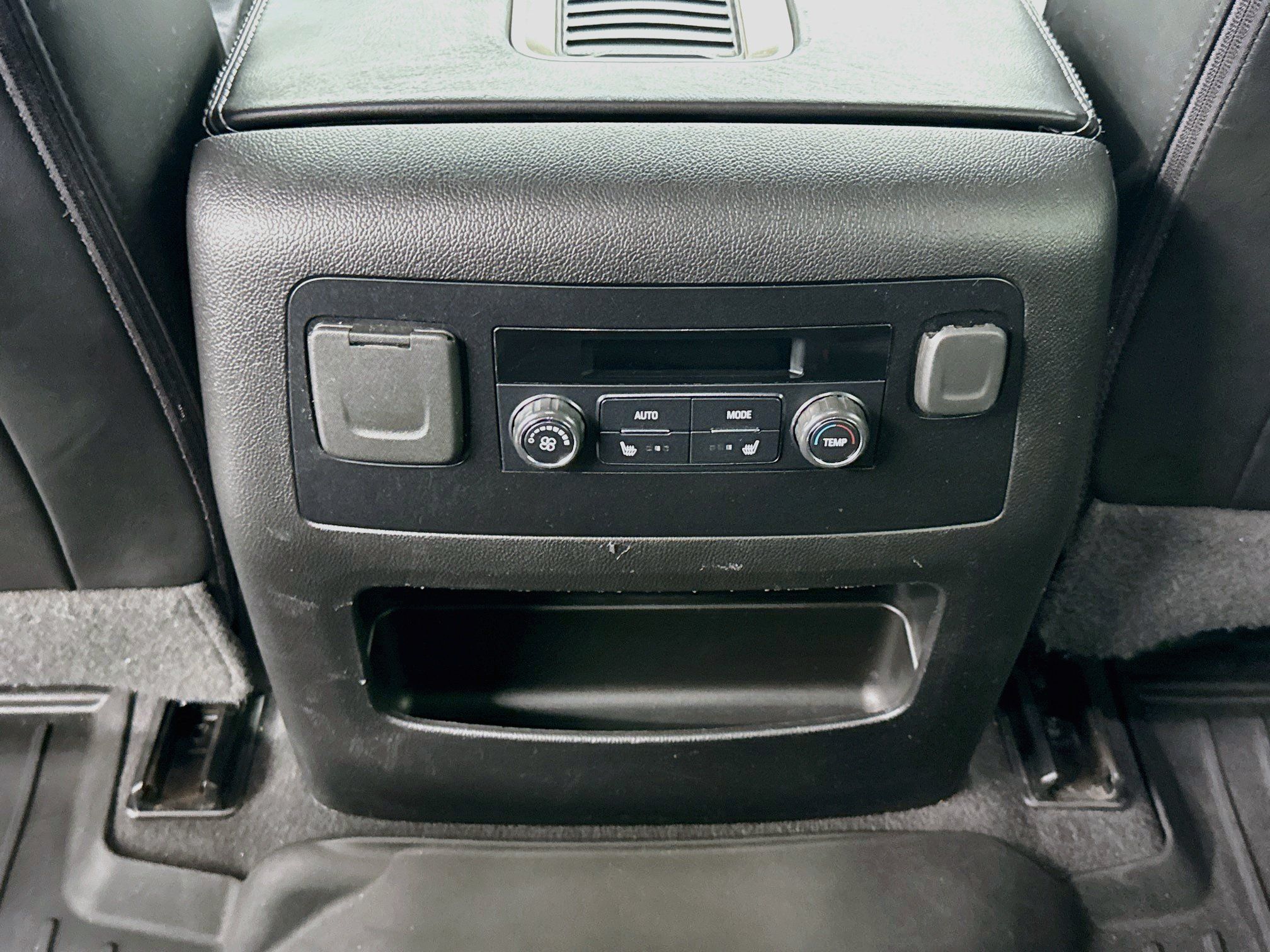 Used 2020 GMC Yukon Denali w/ Denali Premium Package RWD image 29