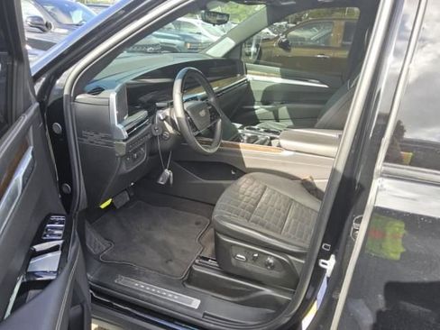 Used 2025 Cadillac Escalade ESV Sport Platinum AWD/4WD image 6
