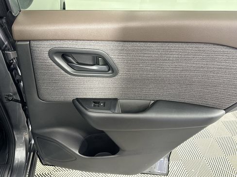 Used 2023 Nissan Rogue S image 27