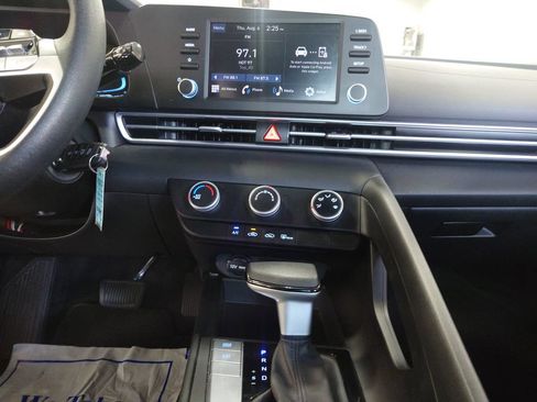 Certified 2024 Hyundai Elantra SE FWD image 19