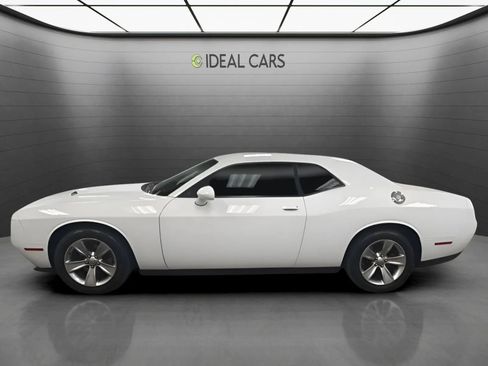 Used 2017 Dodge Challenger SXT RWD image 8