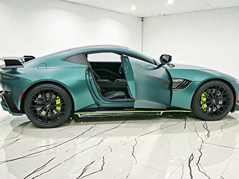 Used 2023 Aston Martin V8 Vantage Coupe image 13