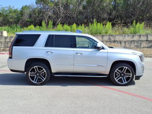Used 2019 Cadillac Escalade Luxury RWD image 2