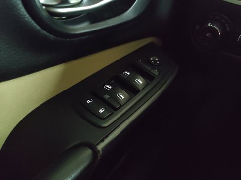 Used 2015 Jeep Cherokee Latitude w/ Cold Weather Group AWD/4WD image 27