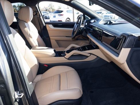 Used 2024 Porsche Cayenne Coupe image 64