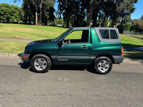 Used 2002 Chevrolet Tracker 4WD Convertible image 2