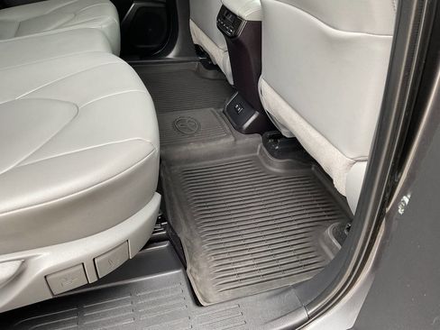 Used 2021 Toyota Highlander XLE AWD/4WD image 49