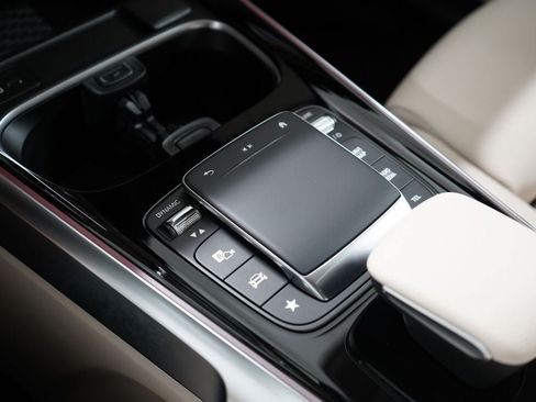 Used 2023 Mercedes-Benz EQB 300 4MATIC image 30