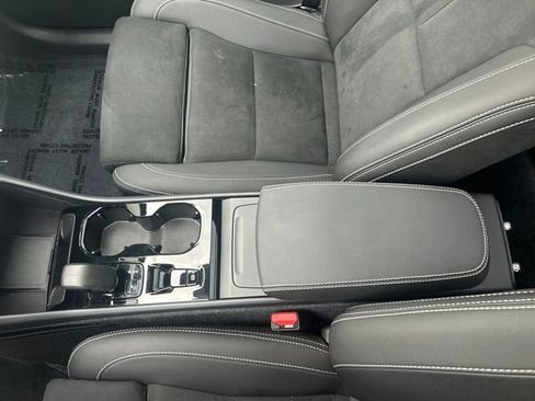 Certified 2025 Volvo XC40 B5 Plus AWD/4WD image 27