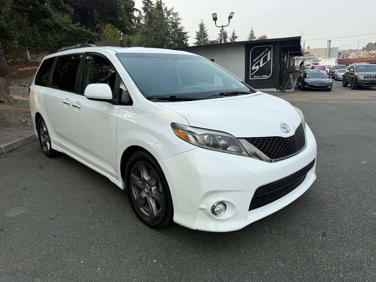 Used 2017 Toyota Sienna SE Premium FWD image 6