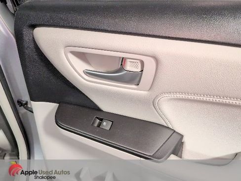 Used 2016 Toyota Camry XLE w/ Moonroof Package image 40