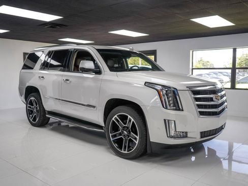 Used 2017 Cadillac Escalade Luxury AWD/4WD image 7
