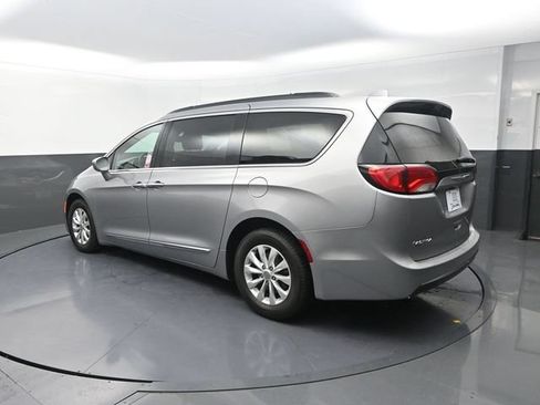Used 2017 Chrysler Pacifica Touring-L FWD image 7
