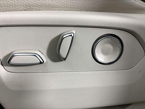 Used 2024 GMC Yukon Denali RWD image 32