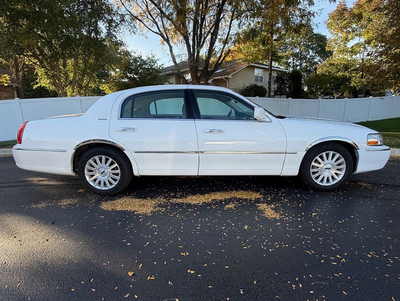 Used 2004 Lincoln Town Car Signature RWD image 5