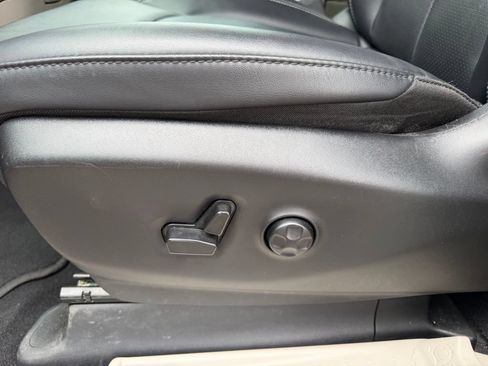 Used 2024 Chrysler Pacifica Touring-L FWD image 16