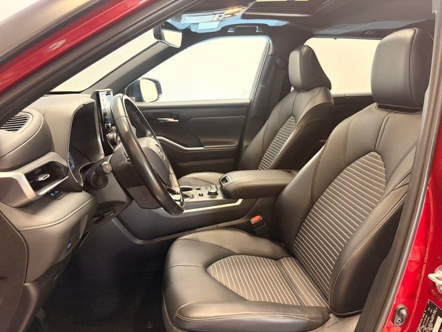 Used 2021 Toyota Highlander XSE AWD/4WD image 11