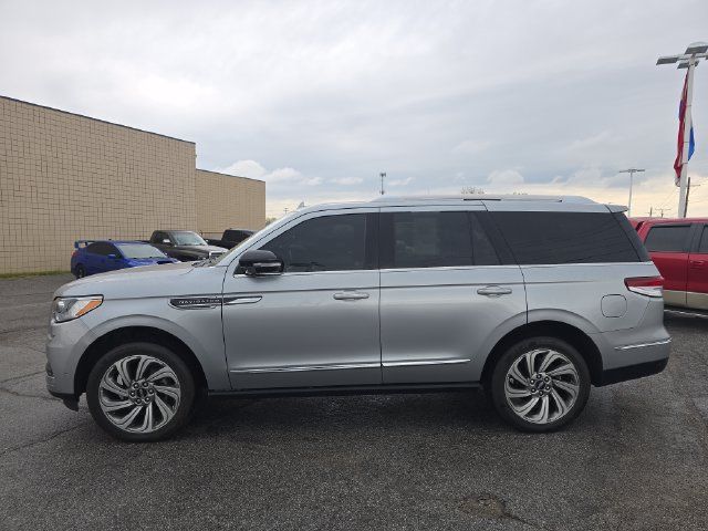 Used 2023 Lincoln Navigator Reserve AWD/4WD image 7