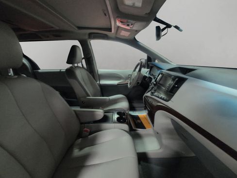 Used 2011 Toyota Sienna Limited image 16