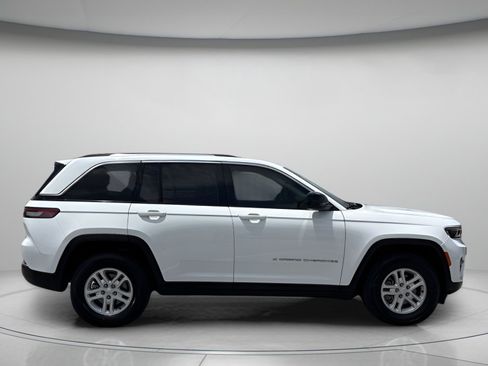 Used 2023 Jeep Grand Cherokee Laredo RWD image 2