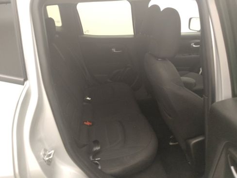 Used 2020 Jeep Renegade Latitude FWD image 19