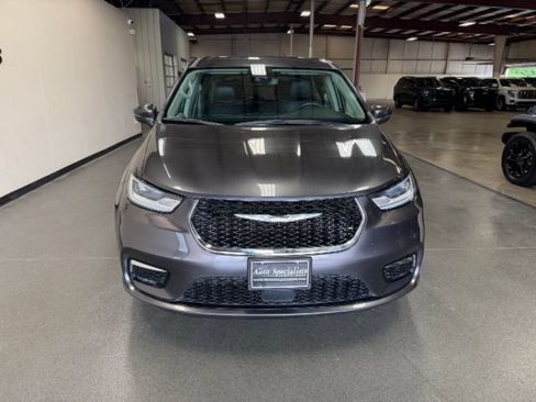 Used 2023 Chrysler Pacifica Touring-L FWD image 8