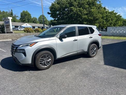 Used 2024 Nissan Rogue S AWD/4WD image 2