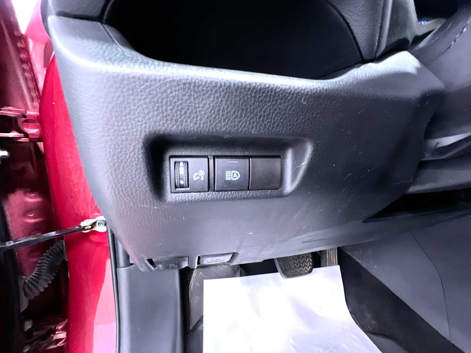 Used 2021 Toyota RAV4 LE AWD/4WD image 16