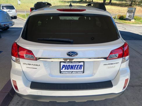 Used 2011 Subaru Outback 2.5i Limited AWD/4WD image 8