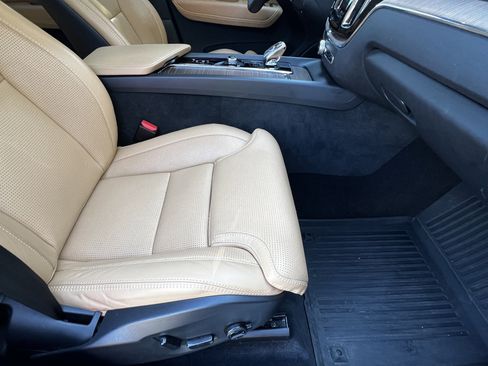 Used 2023 Volvo XC60 B5 Ultimate w/ Climate Package image 44