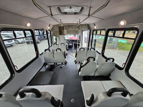 Used 2018 Chevrolet Express 4500 w/ Shuttle Bus Package RWD image 19