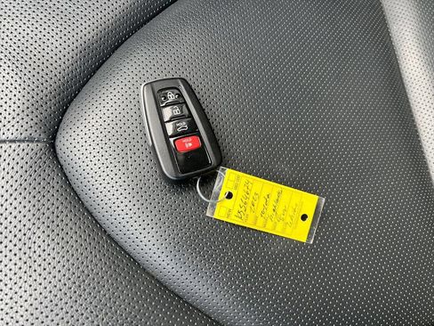 Used 2023 Toyota Highlander Limited image 19