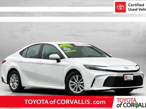 Used 2025 Toyota Camry LE image 1