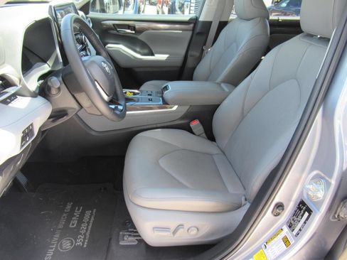 Used 2023 Toyota Highlander Limited FWD image 17