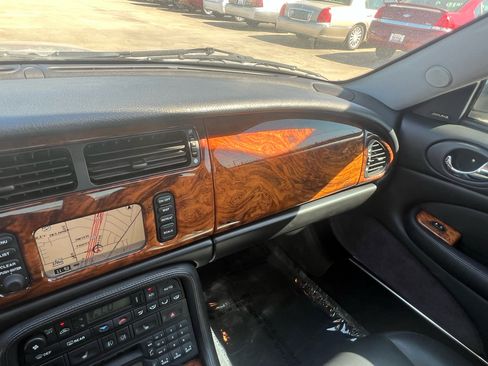 Used 2006 Jaguar XK8 Coupe image 40