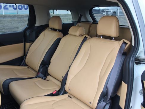 Used 2024 Kia Carnival EX image 20