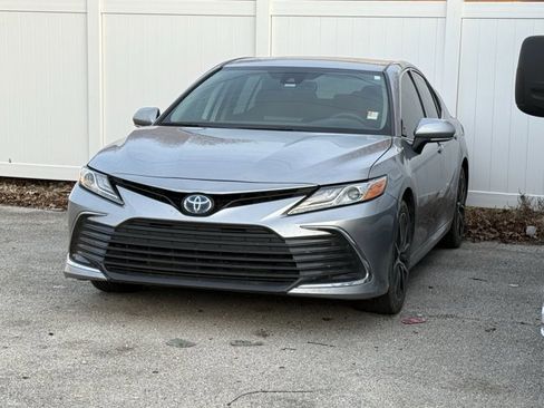 Used 2024 Toyota Camry XLE image 3