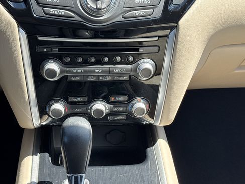 Used 2017 Nissan Pathfinder SV AWD/4WD image 9