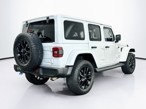 Used 2022 Jeep Wrangler Unlimited Sahara w/ Cold Weather Group AWD/4WD image 9