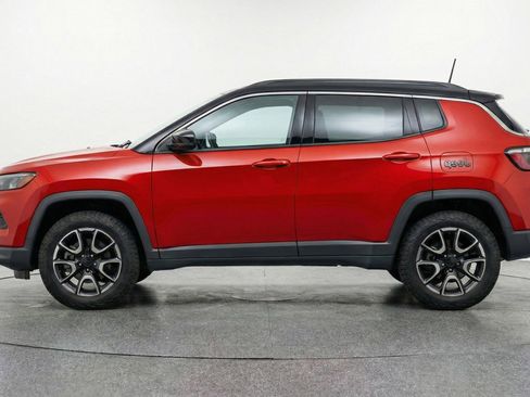 Used 2025 Jeep Compass Trailhawk image 5