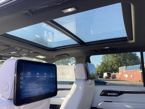 New 2025 Chevrolet Suburban Premier image 24